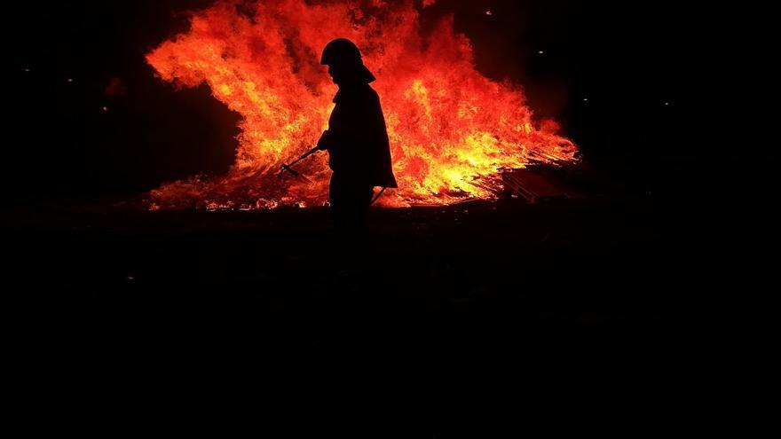 ¿Cómo evitar riesgos en las hogueras de San Juan en Tenerife?