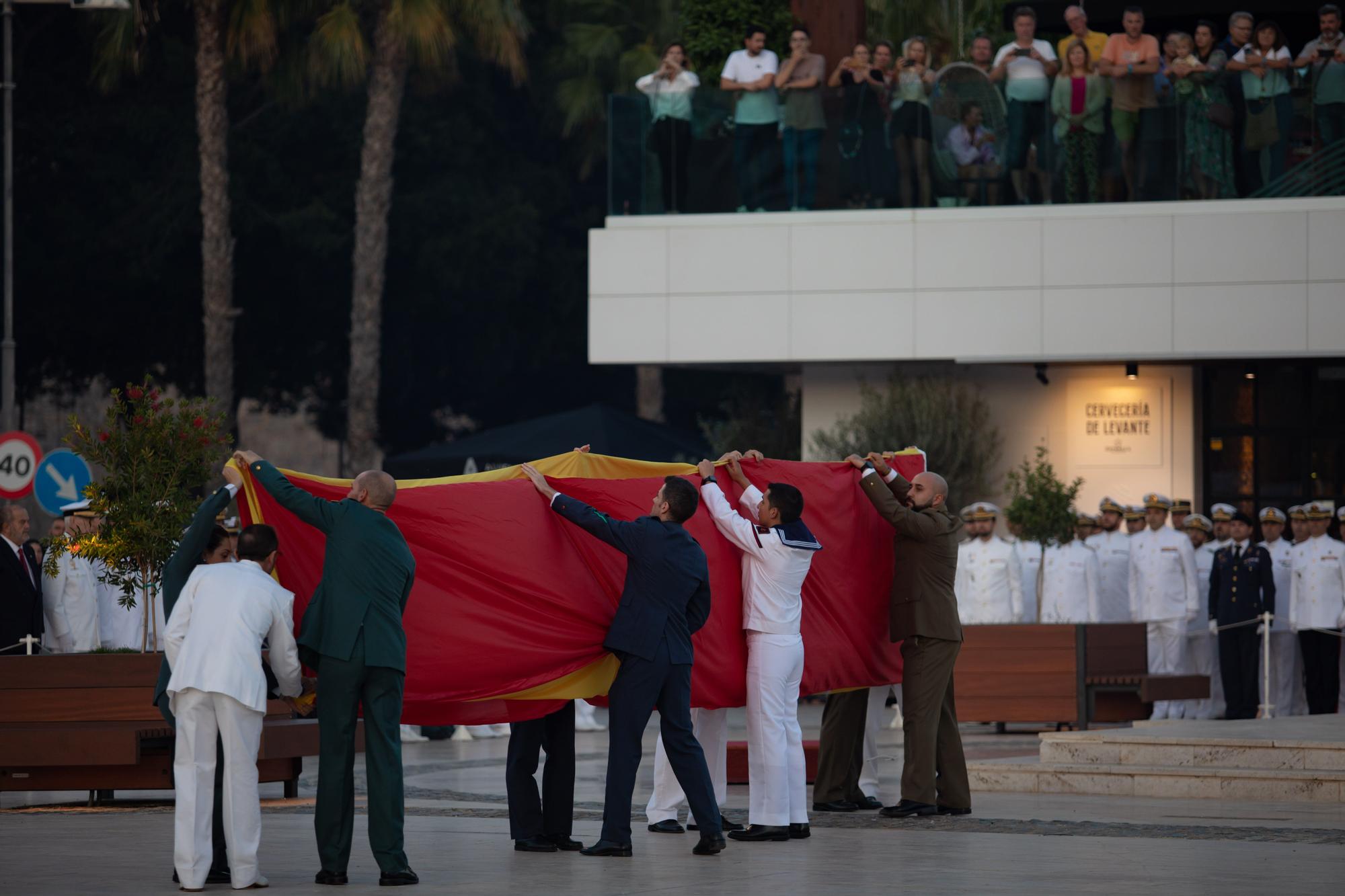 Arriado de la bandera de España en Cartagena