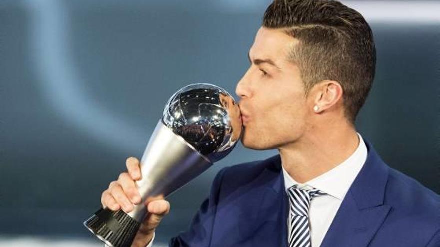 Cristiano Ronaldo besa su premio «The Best» al mejor jugador del mundo en 2016.