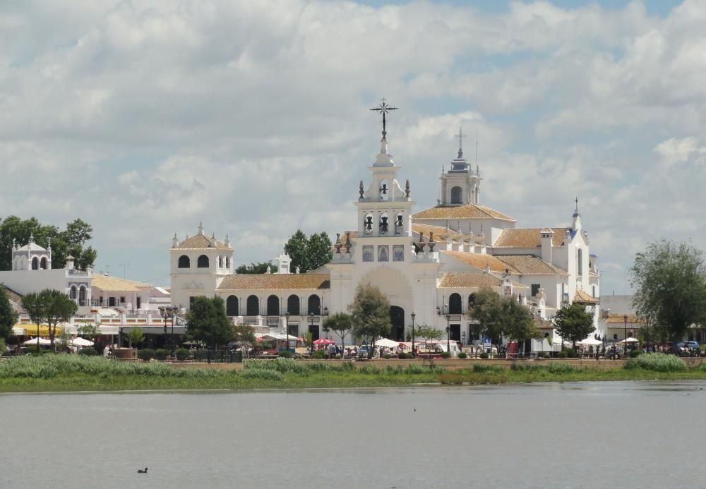 Camino al Santuario de la Virgen del Rocío en Almonte.