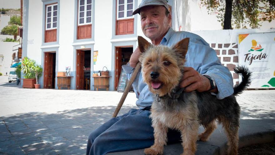 Francisco García Travieso, vecino de Tejeda, ayer, durante un paseo por el pueblo junto a su perro, Micky.