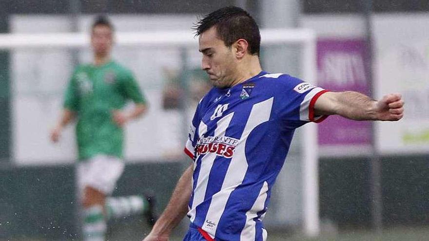 Un jugador del Valladares chuta durante un partido. // José Lores