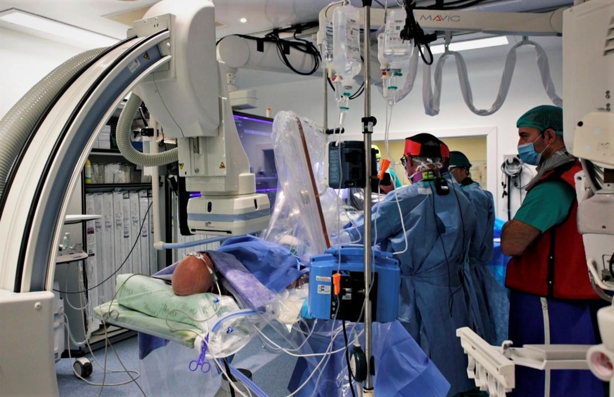 L’Hospital de Bellvitge realitza una intervenció pionera en el món a un cor trasplantat
