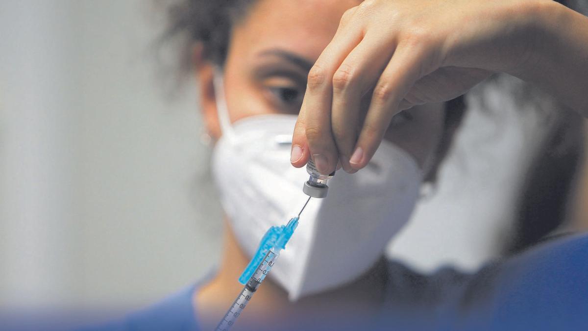Una infermera prepara una dosi de la vacuna contra la Covid-19, en una imatge d'arxiu