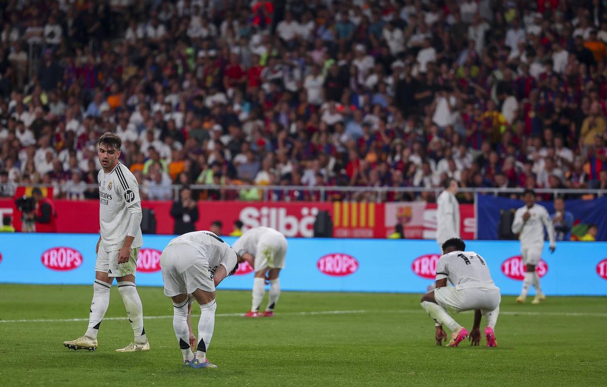 Real Madrid players, desolate, in the third classic of the season.