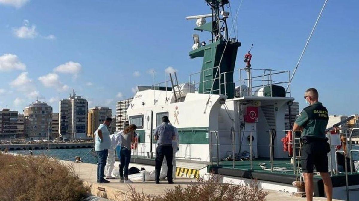 La Guardia Civil con uno de los cuerpos rescatados en Pilar de la Horadada.