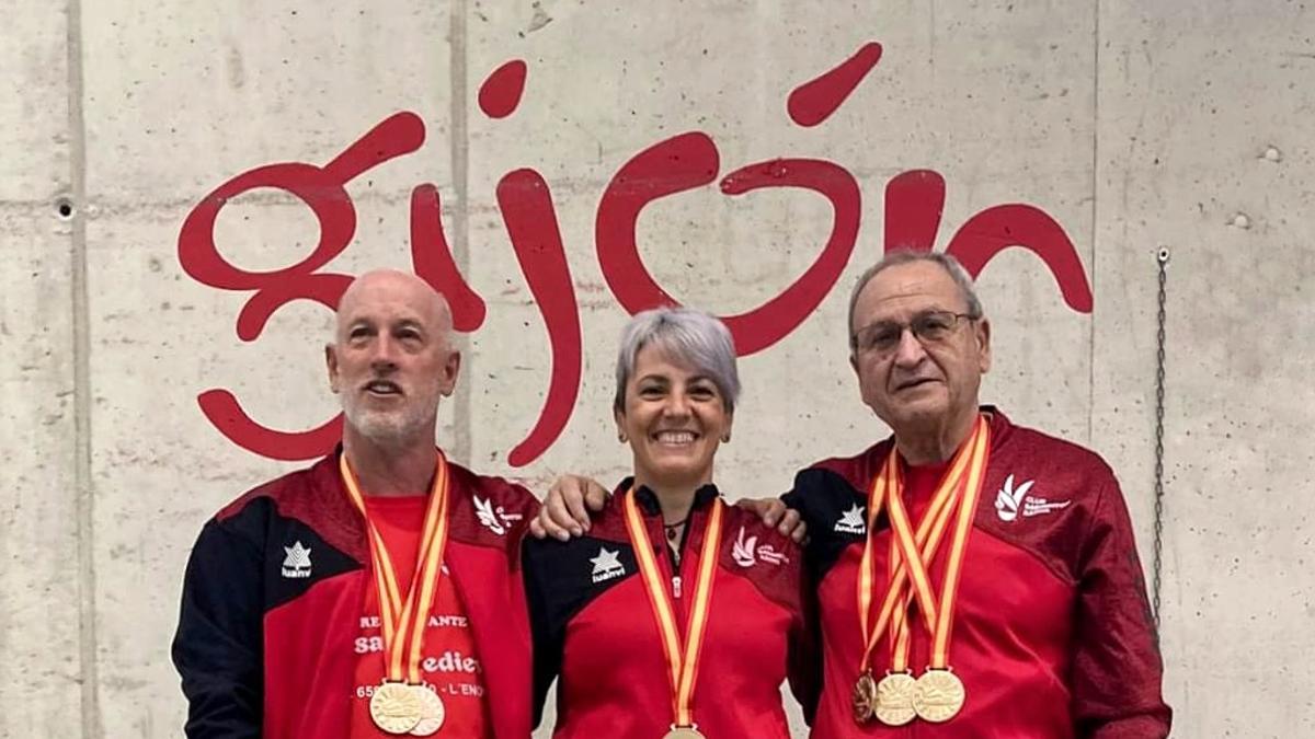 Deportistas del Bádminton Xàtiva con las medallas, en Gijón.