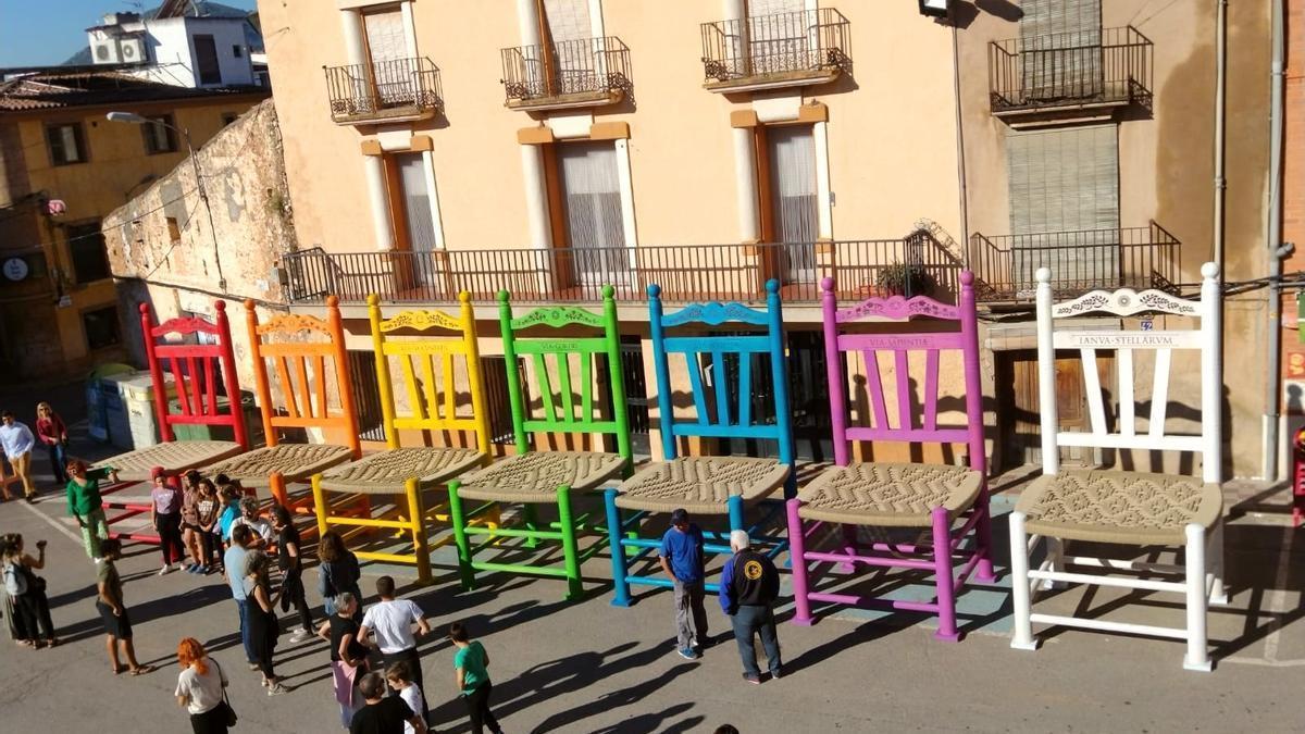 Presentación de las sillas gigantes.