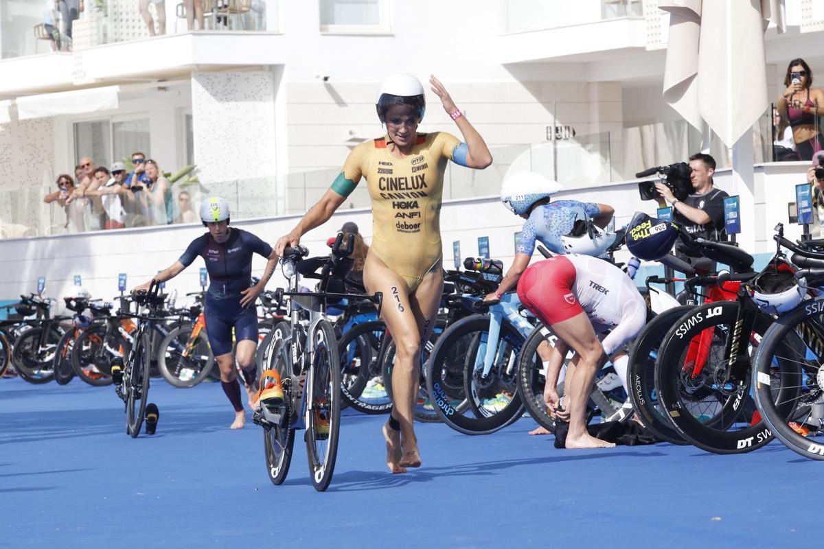 Una instante del segmento de ciclismo en el Campeonato del Mundo Multideporte de Ibiza 2023.