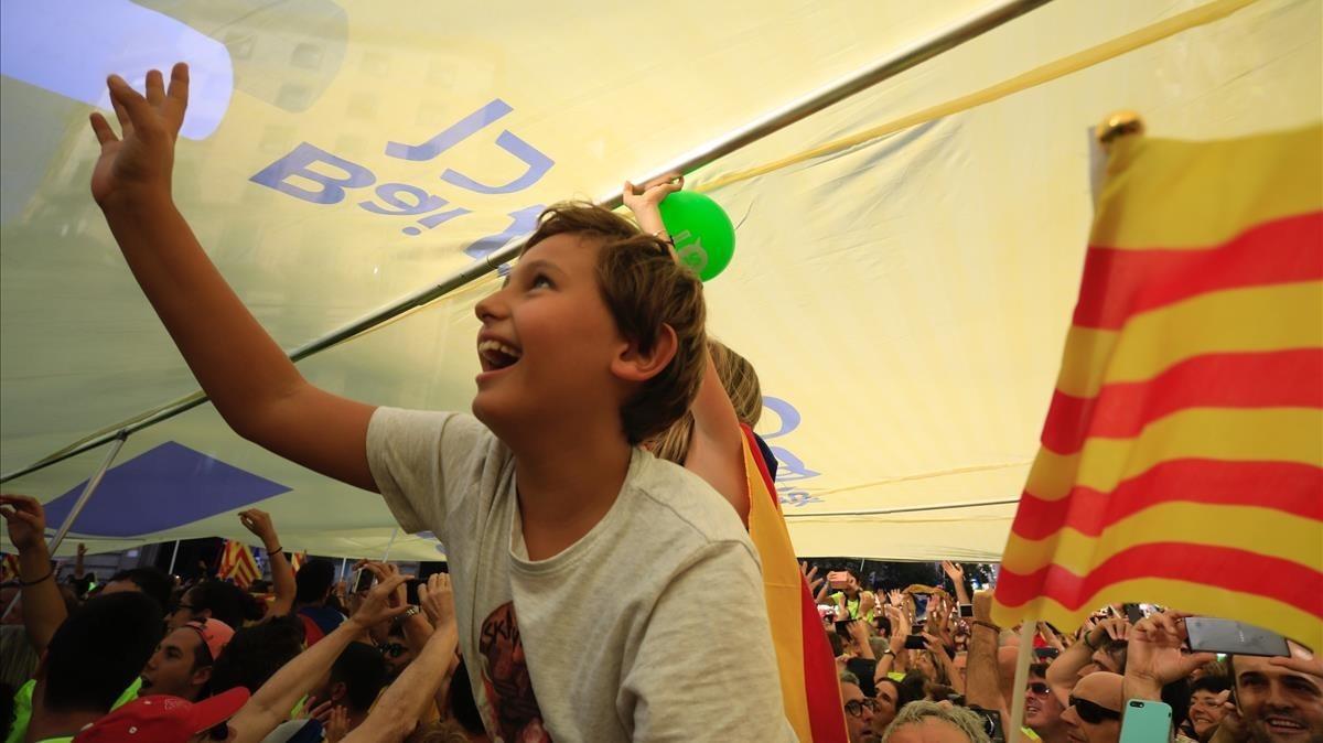 Participantes de la manifestación debajo una de las pancartas de la Diada pel sí.