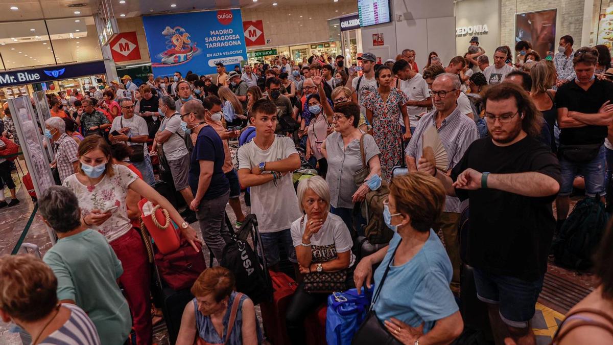 Caos en la estación de Sants en Barcelona por la suspensión del servicio de trenes AVE entre Madrid y Barcelona.