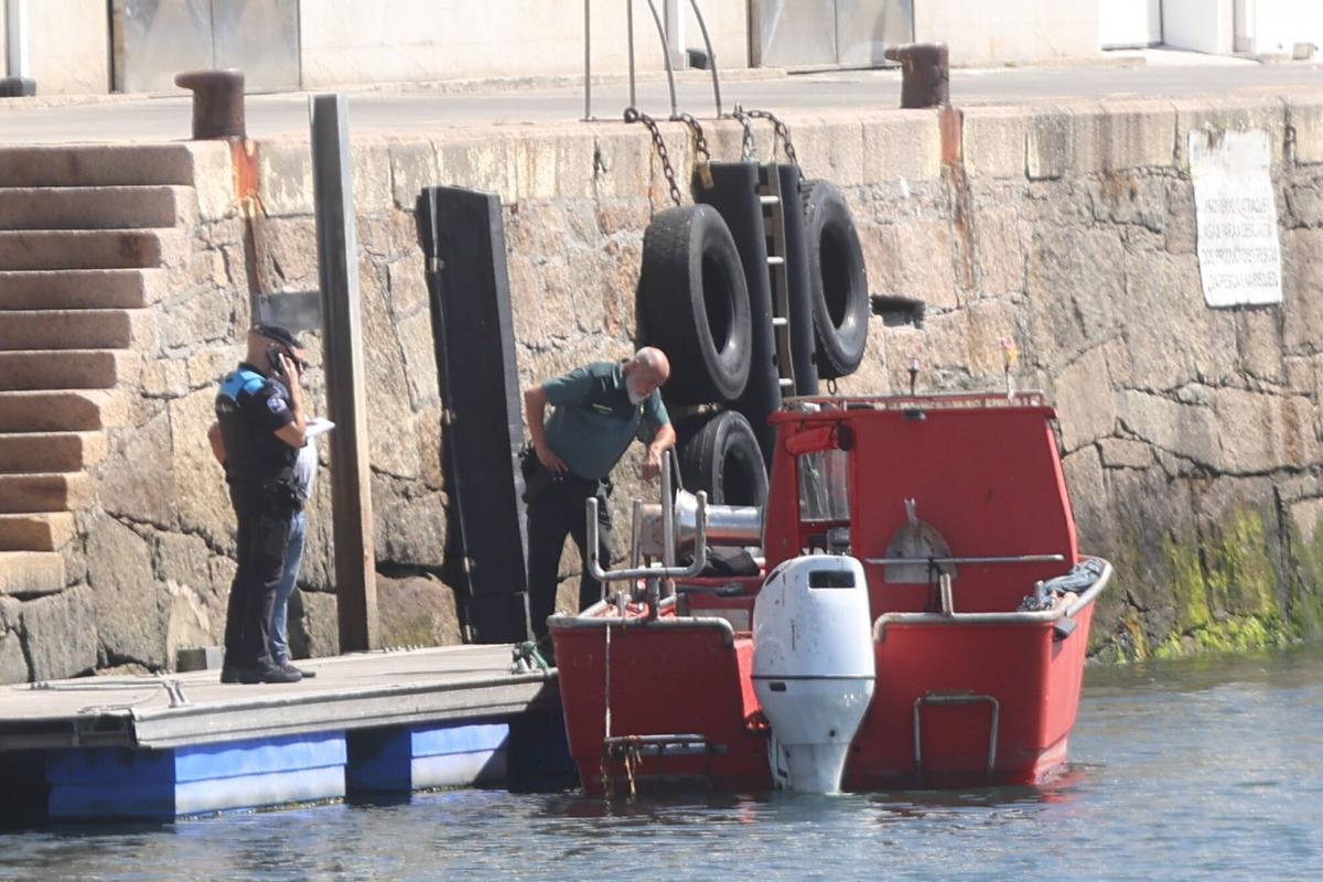 Operativo de rescate en el puerto de Cambados para el cuerpo que apareció este sábado por la mañana.
