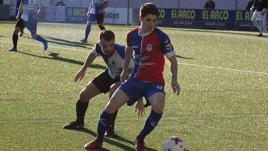Cris Montes controla el balón ante Álvaro Pozo.