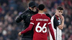 Klopp no dudó en ir a felicitar a Trent tras marcar el gol de la victoria en los minutos finales ante el Fulham