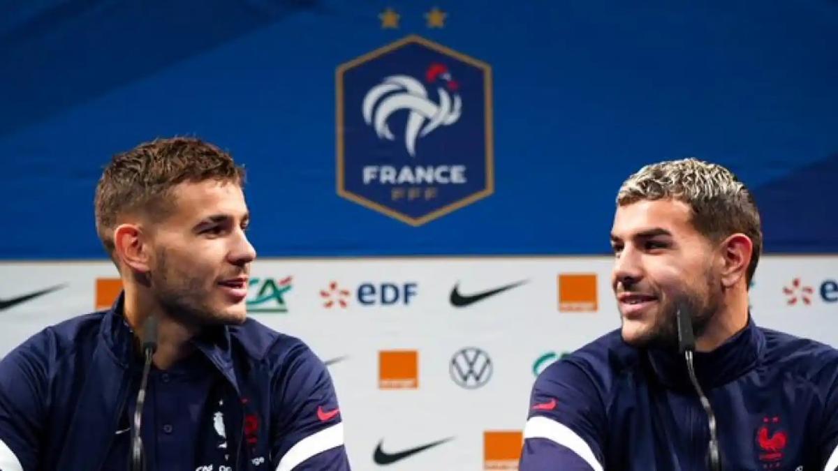 Lucas y Théo Hernández en un comparecencia de prensa con la selección francesa.
