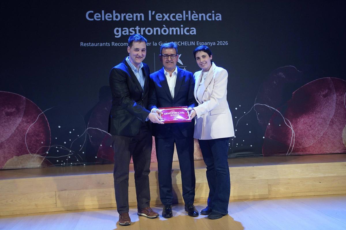 Les imatges de l'entrega de plaques als restaurants recomanats a la Guia Michelin