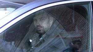 Gerard Piqué abandonando este lunes su casa en coche