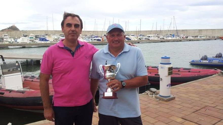 Micky Todd, escoces afincado en Murcia, con su trofeo.