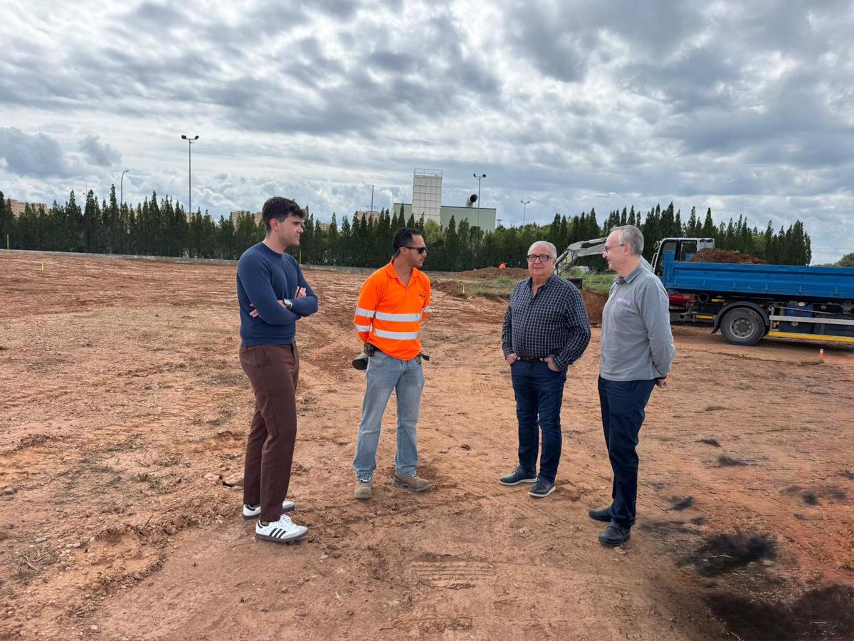 El alcalde de Orpesa, Rafael Albert, en una visita al inicio de los trabajos, ha destacado la importancia de esta actuación para el municipio.
