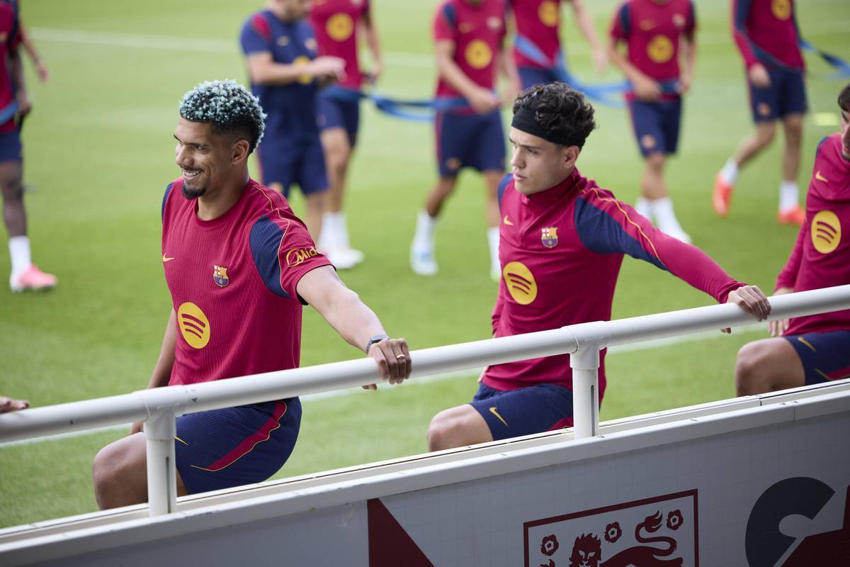 Ronald Araujo y Héctor Fort, en un entrenamiento en St. George's Park, Birmingham.