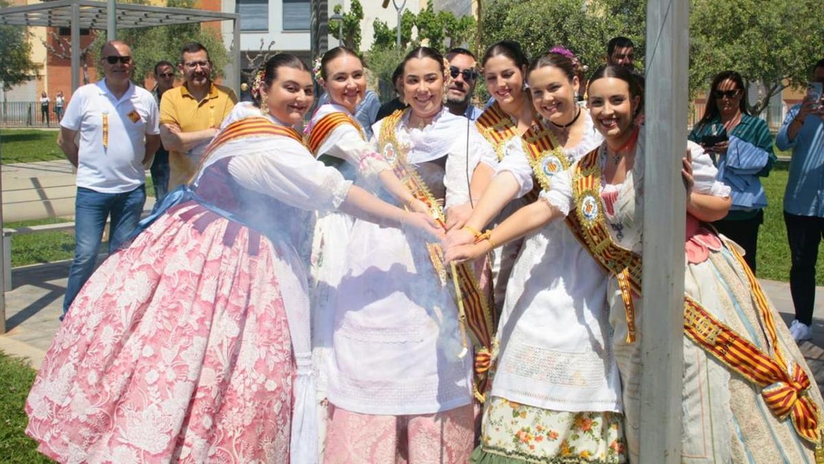 La reina de las fiestas, María Carmona, y las damas de su corte han encendido la mecha de la traca que ha dado inicio oficial a los festejos de Sant Pasqual del 2022.