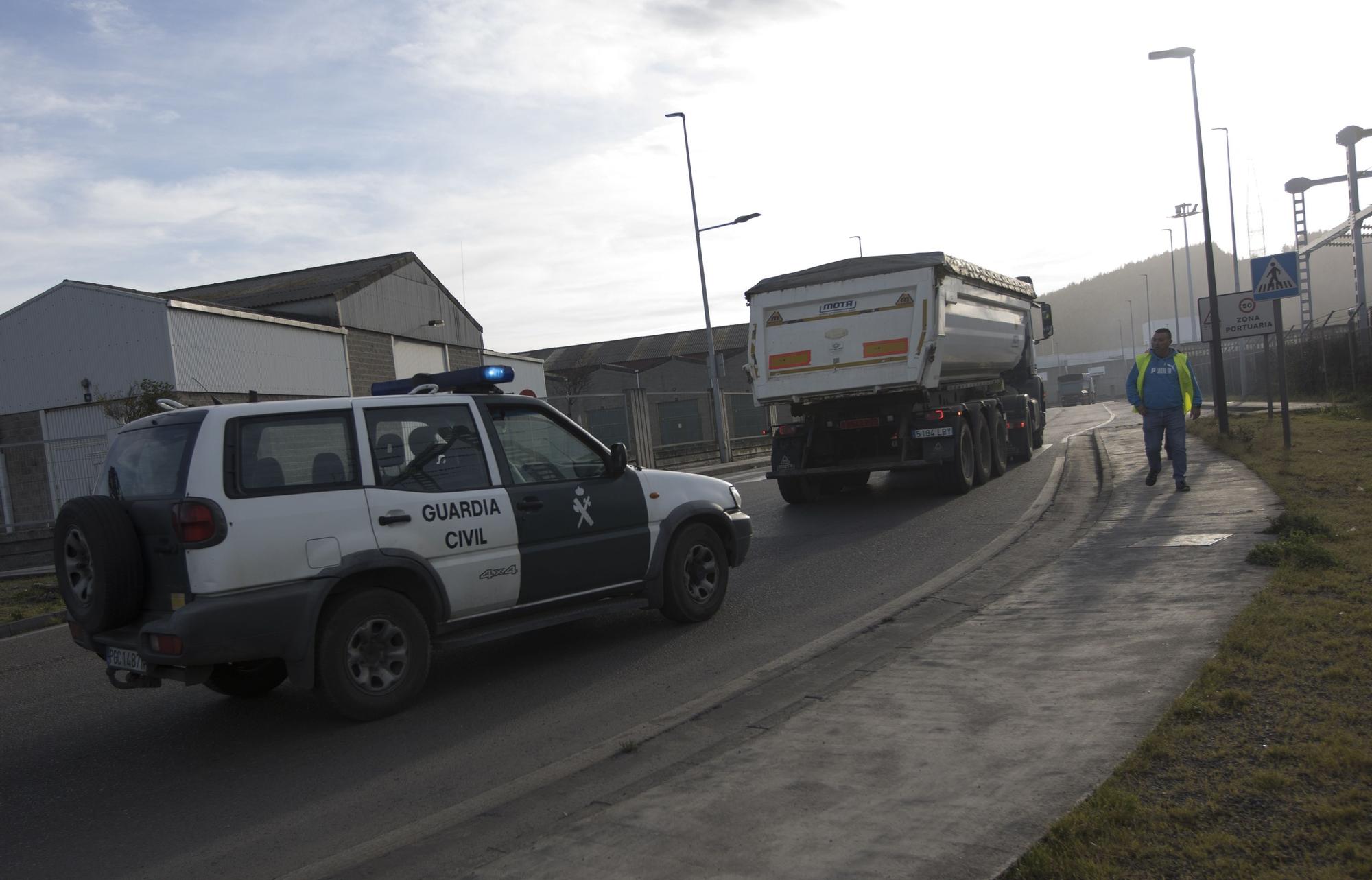 En imágenes: Piquetes contra las salidas de camiones en el puerto de Avilés