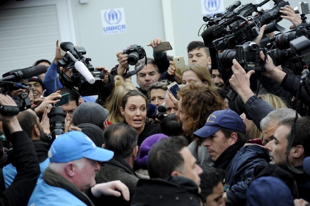 Angelina Jolie visitó varias instalaciones temporales de acogida de refugiados en Atenas y se reunió con el primer ministro, Alexis Tsipras, en su primera visita a Grecia como embajadora de buena voluntad del Alto Comisionado de las Naciones Unidas para los Refugiados (ACNUR).