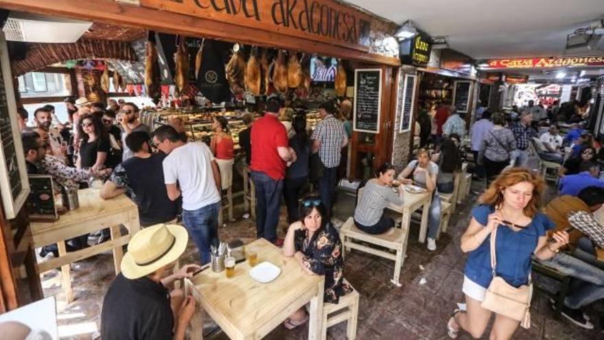 Clientes en varios locales de restauración de la conocida como «zona de los vascos», ayer.