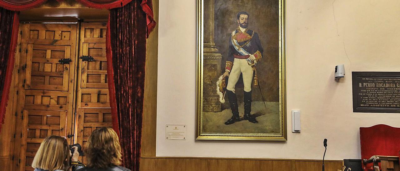 Retrato de Amadeo de Saboya en el salón de plenos del Ayuntamiento en homenaje al rey que concedió el título de ciudad.