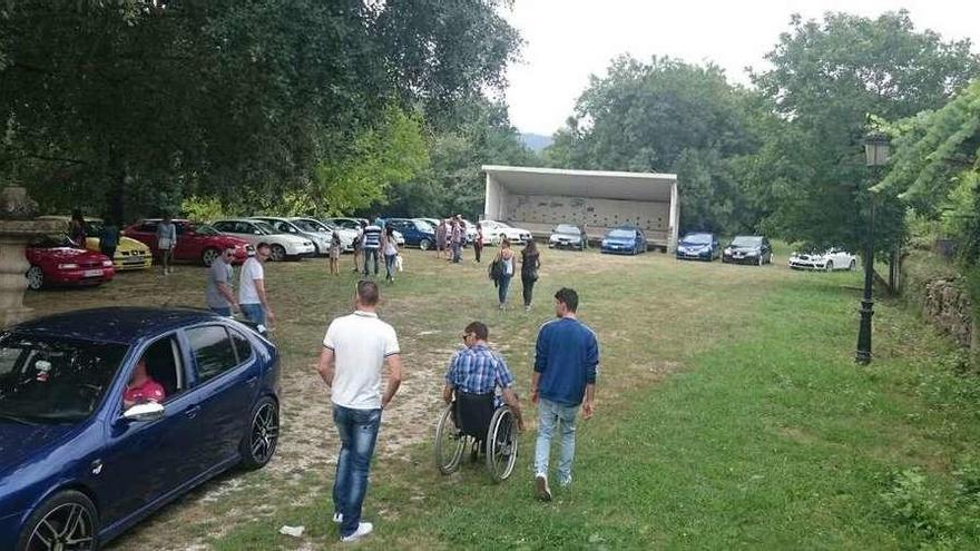 A Carixa acoge la IV Kedada del Dezavagclub con 25 automóviles