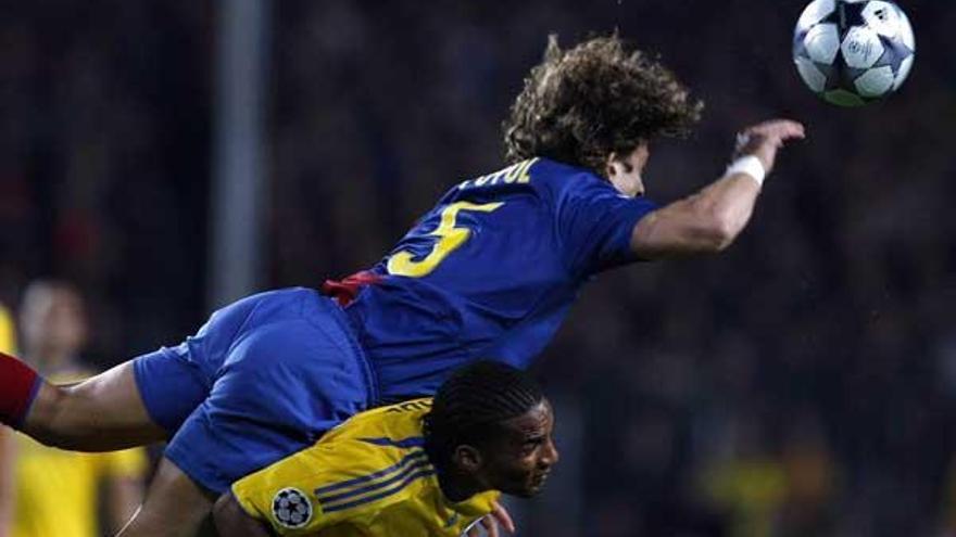 Puyol salta por encima de Florent Malouda, del Chelsea, en el partido disputado ayer en el Camp Nou.