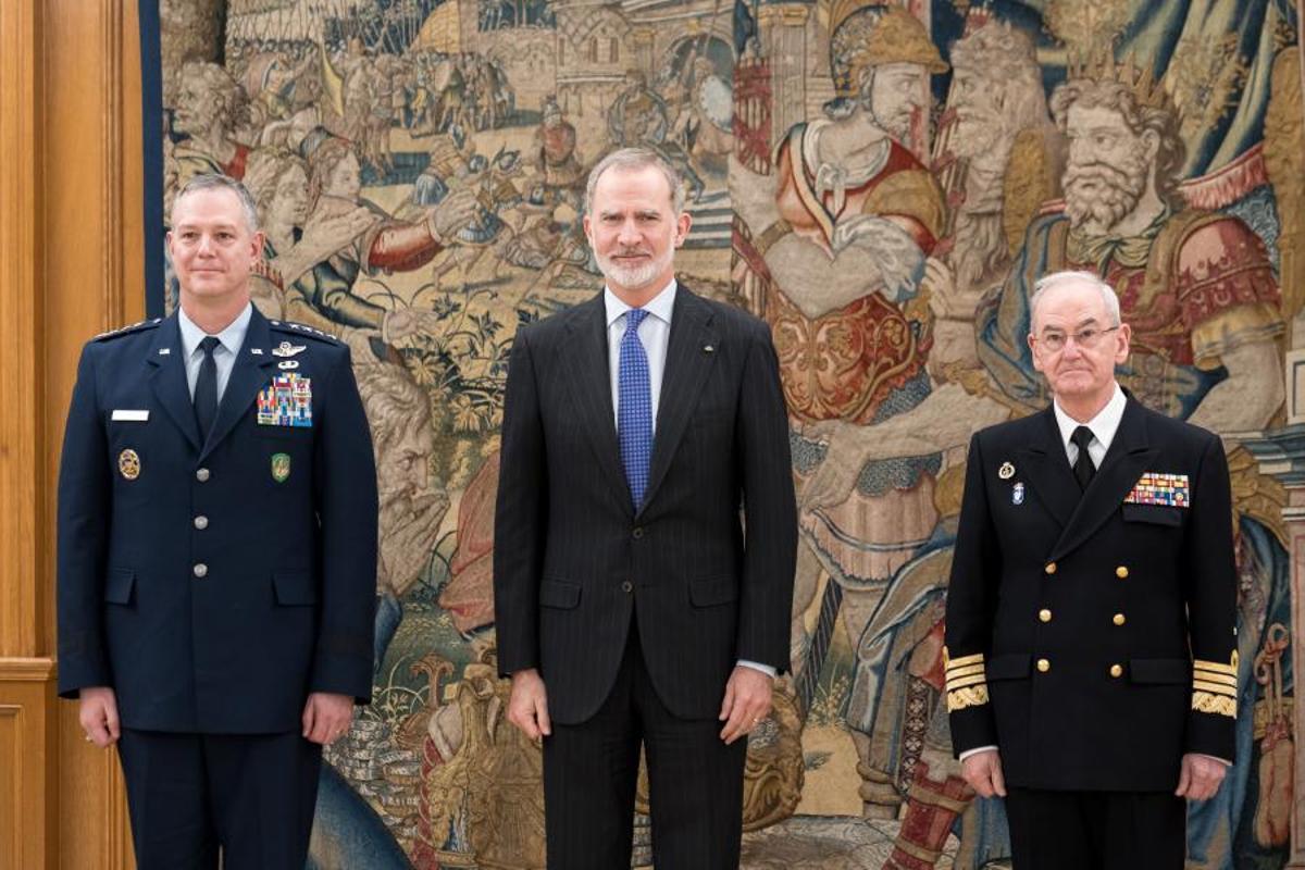 Última visita recibida en España de un jefe militar de la Alianza Atlántica. Alexus G. Grynkewich, Comandante Supremo Aliado (izquierda), con el Rey y el Jefe del Estado Mayor de la Defensa, Teodoro Esteban López Calderón, el 25 de marzo