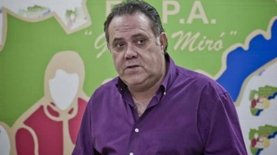 La  «Gabriel Miró» cobra 9.000 euros por  gestionar un banco de libros que es gratis