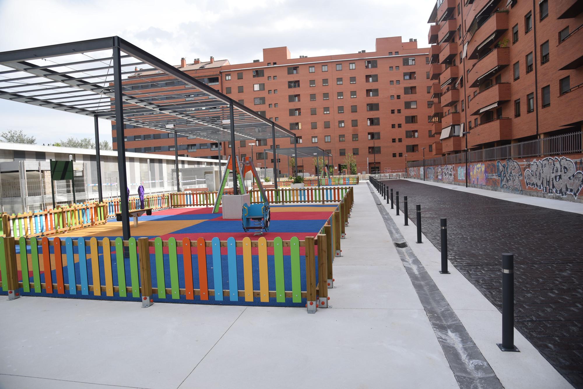 En imágenes | Así es la nueva plaza junto al parque Bruil de Zaragoza