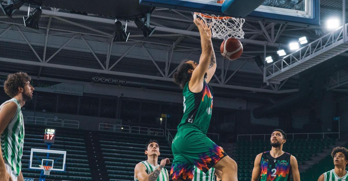 Santana machaca el aro del Betis.