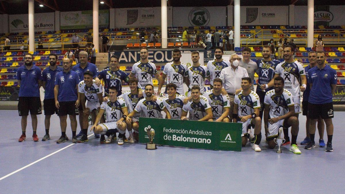 El Ángel Ximénez de Puente Genil, tras conquistar la  Copa de Andalucía.