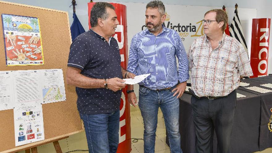Machín (i), Gonçalves (c) y Castañón (d), ayer durante la presentación del evento en el Victoria