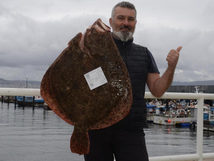 Javier Fernández con el rodaballo de 10 kilos que pescó en la Costa da Vela.