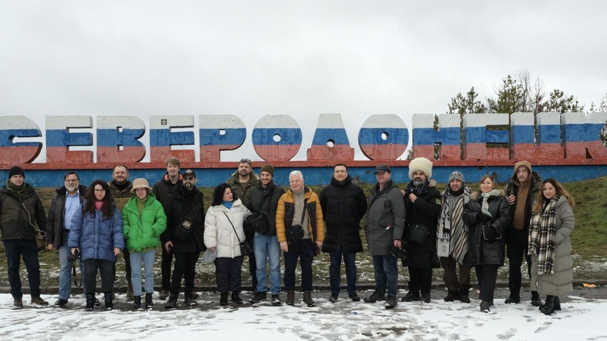 Grupo de periodistas extranjeros por Rusia visitan en la ciudad ocupada de Severodonetsk, con el español Enrique Javier Refoyo, el quinto por la derecha