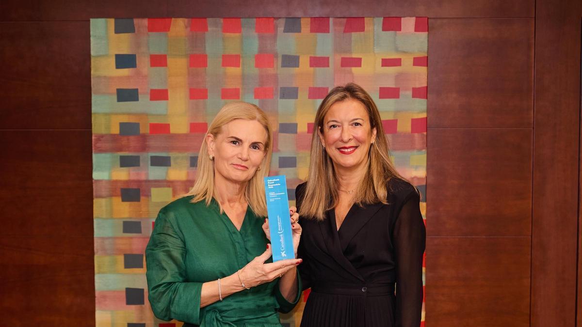 Susana Carrillo, directora general de Globales Hotels, y Mari Cruz Rivera, directora en Baleares de CaixaBank.