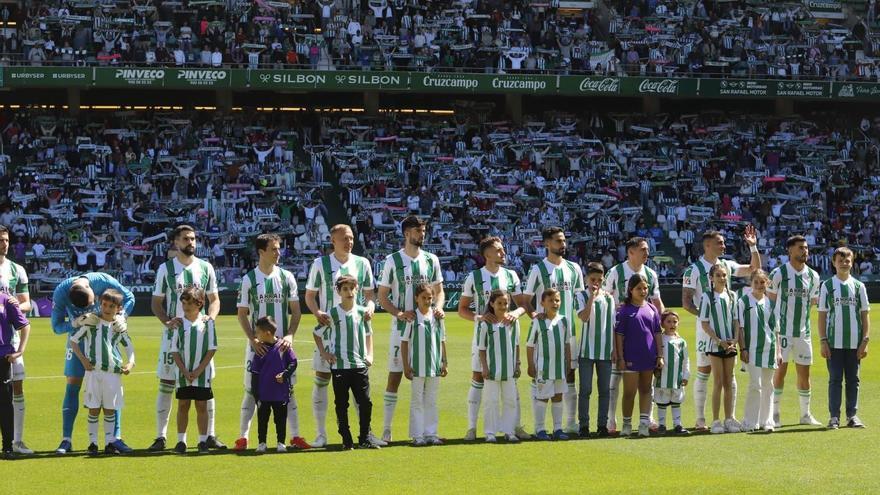 Los futbolistas del Córdoba CF, durante el himno previo al duelo con el Elche en El Arcángel.