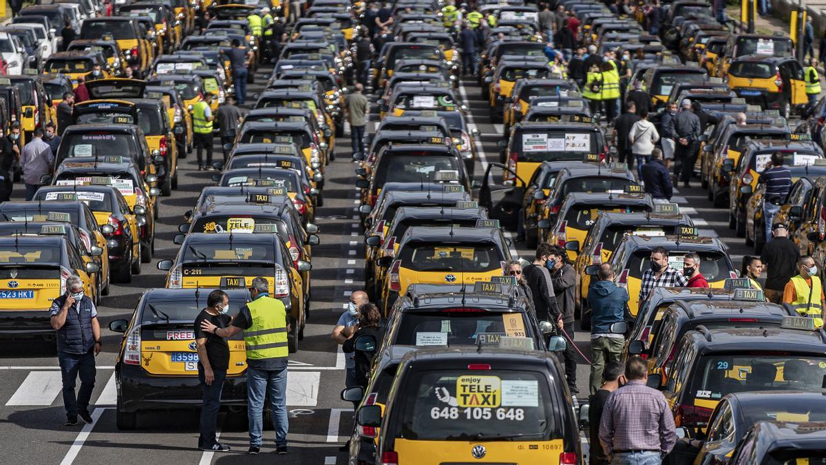 Los taxistas, detenidos en Reina Maria Cristina, antes de iniciar una marcha lenta, el pasado mayo