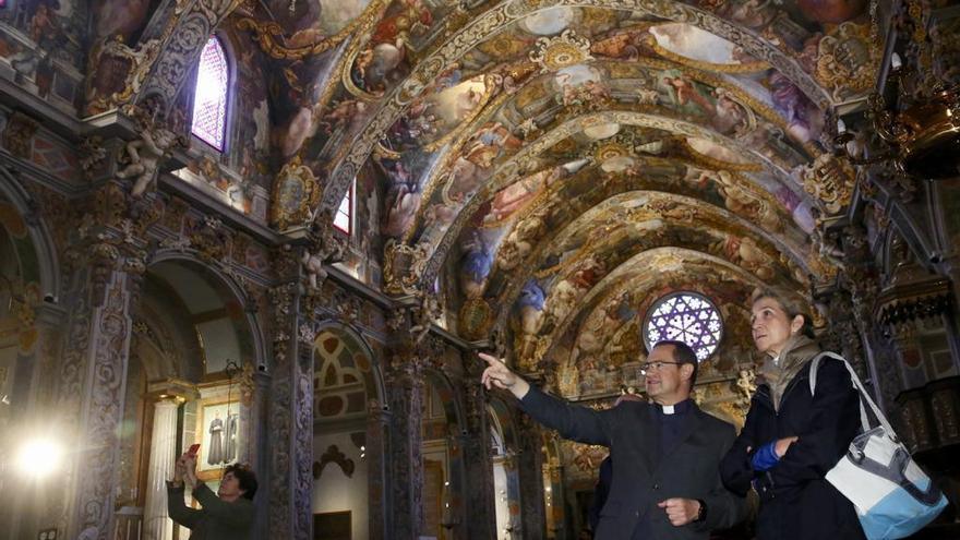 La infanta Elena visita la Iglesia de San Nicolás