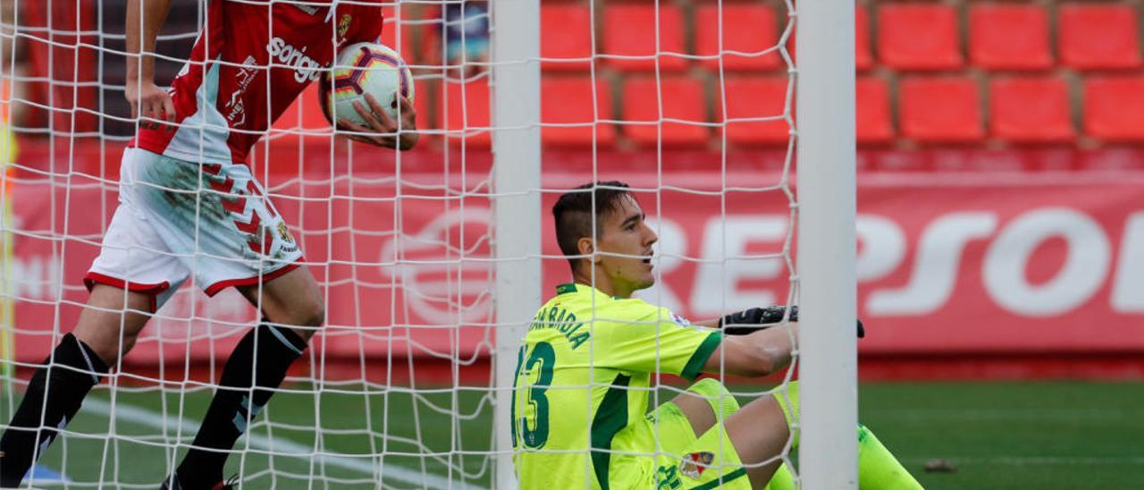 El portero del Elche Edgar Badía se lamenta después de un gol de Nàstic de Tarragona.