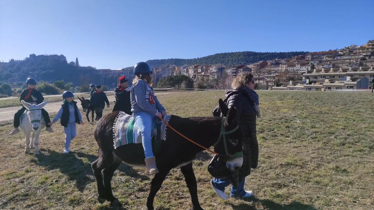 Passejades amb burros i ponis durant La Corrida en família, que es fa dissabte