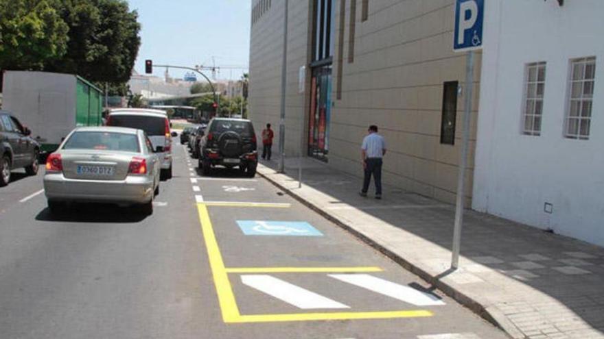 Aparcamiento para vehículos de personas con movilidad reducida en una calle de Arrecife.