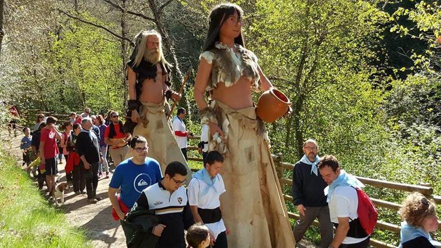 Els gegants de Moià caminant fins a les Coves del Toll