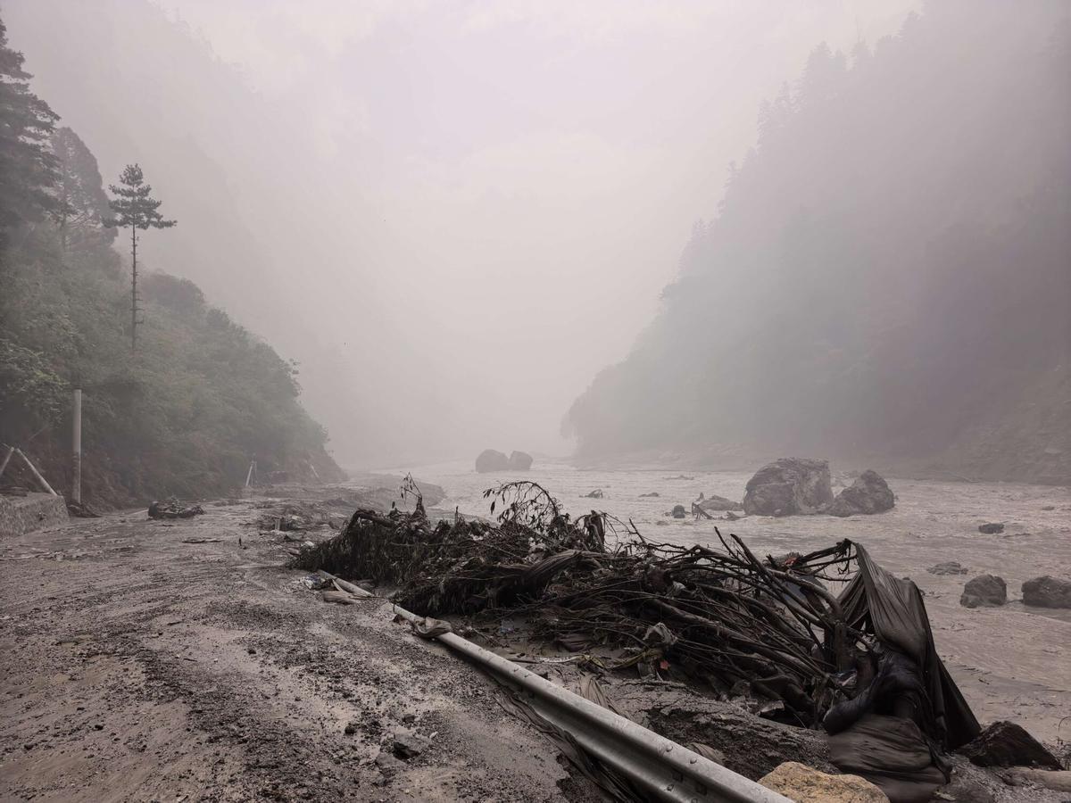 Nepal ha sufrido con esta riada el desastre más devastador desde el terremoto de 2015, que se cobró casi 9.000 vidas. Varias poblaciones de los distritos de Rasuwa y Nuwakot, a orillas del río Bhotekoshi, son las más afectadas. Nepal ha sufrido con esta riada el desastre más devastador desde el terremoto de 2015, que se cobró casi 9.000 vidas. Varias poblaciones de los distritos de Rasuwa y Nuwakot, a orillas del río Bhotekoshi, son las más afectadas.