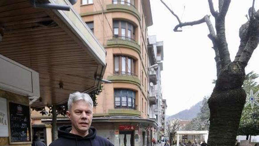 Berto Masid señala uno de los árboles de los que arrancaron una guirnalda con luces de Navidad en el bulevar del parque Jovellanos.