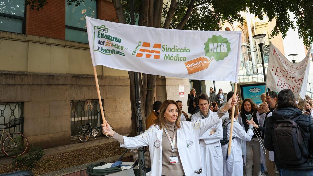 Médicos en huelga frente al hospital Clínico de València en el tercer día del paro